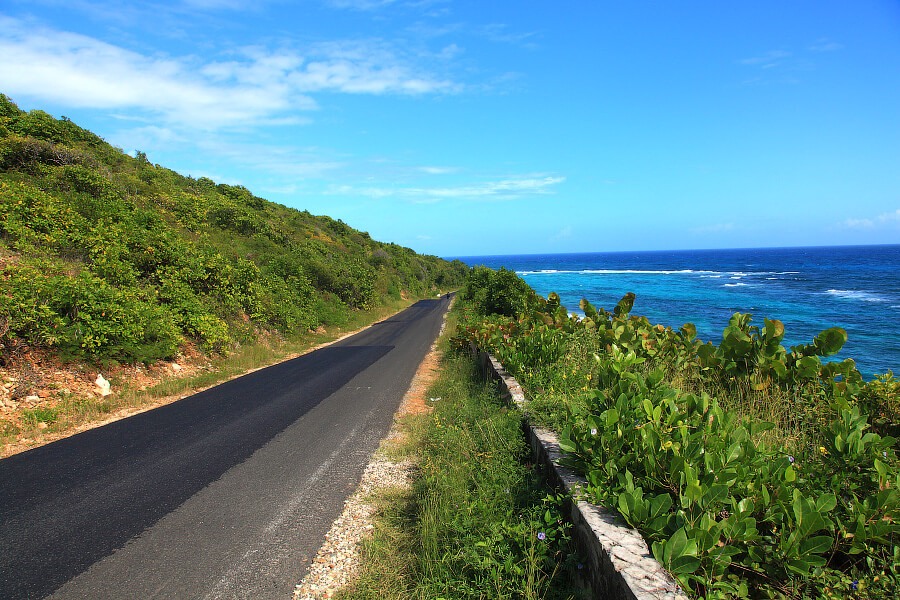 Французский остров La Désirade в Карибском море: единственная дорога на острове