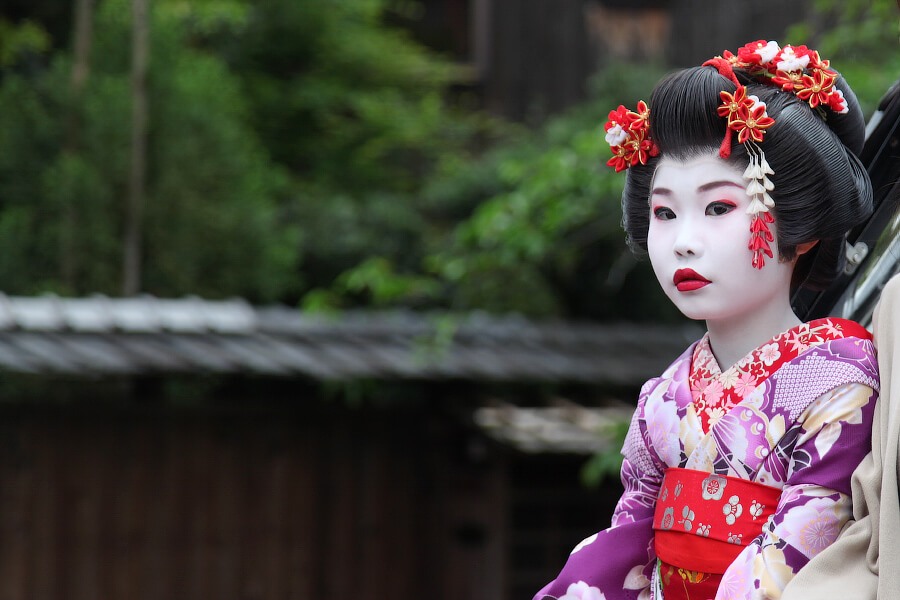 Девочка в костюме гейши в Киото