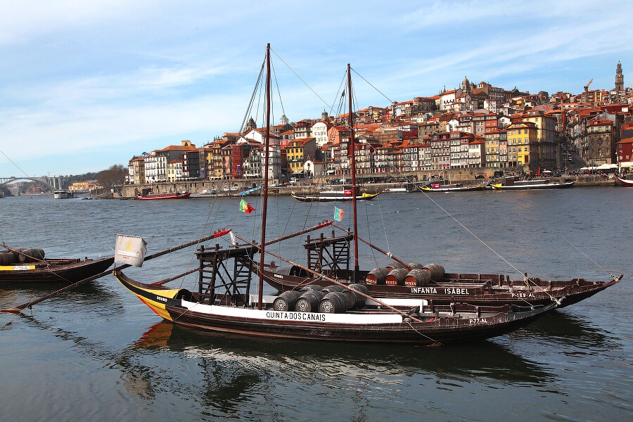 Старинная лодка на набережной в Порту
