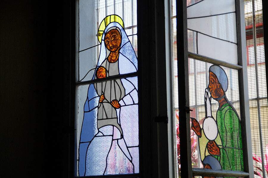 Витражи на окнах собора Cathedral of the Immaculate Conception в Кастри, Сент-Люсия